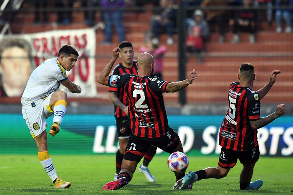 Blanco saca el disparo de zurda ante la marca de la defensa de Patronato. (Fuente: Prensa CARC)