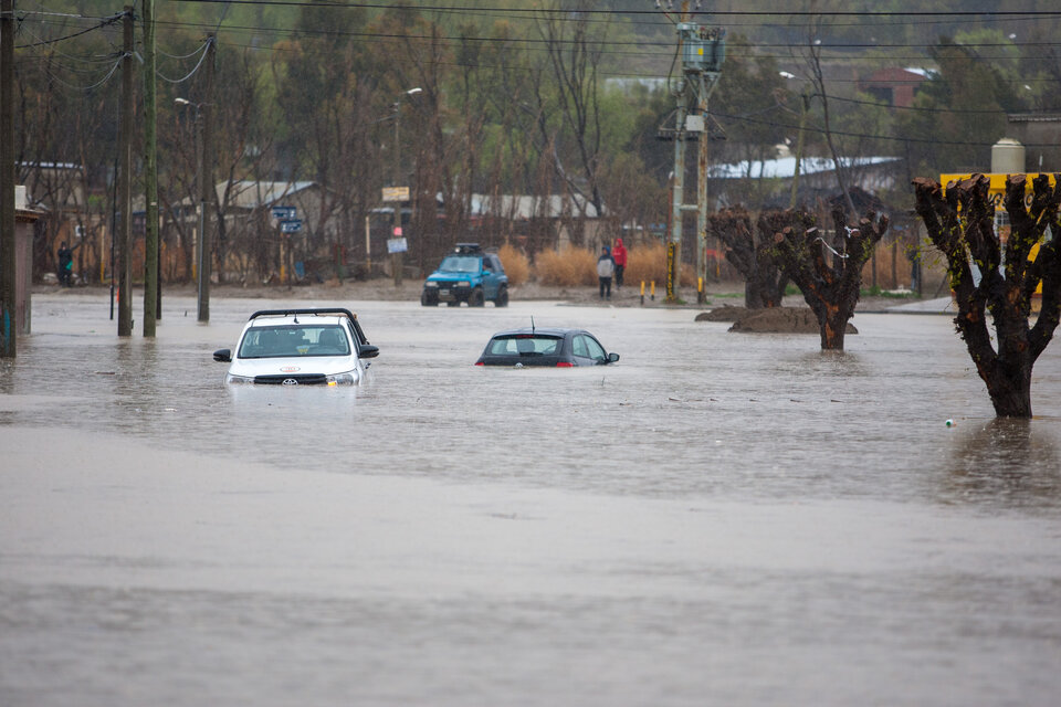 Un fuerte temporal de lluvias y tormentas provocó un caos en la ciudad de Comodoro Rivadavia. (Foto: Telam)