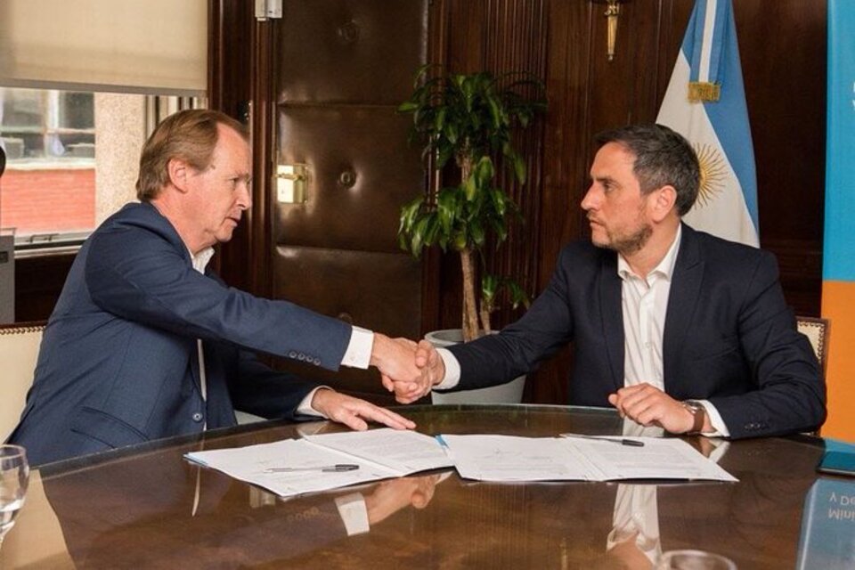 Cabandié y Bordet, al momento de firmar el convenio.  (Fuente: Twitter Juan Cabandié)