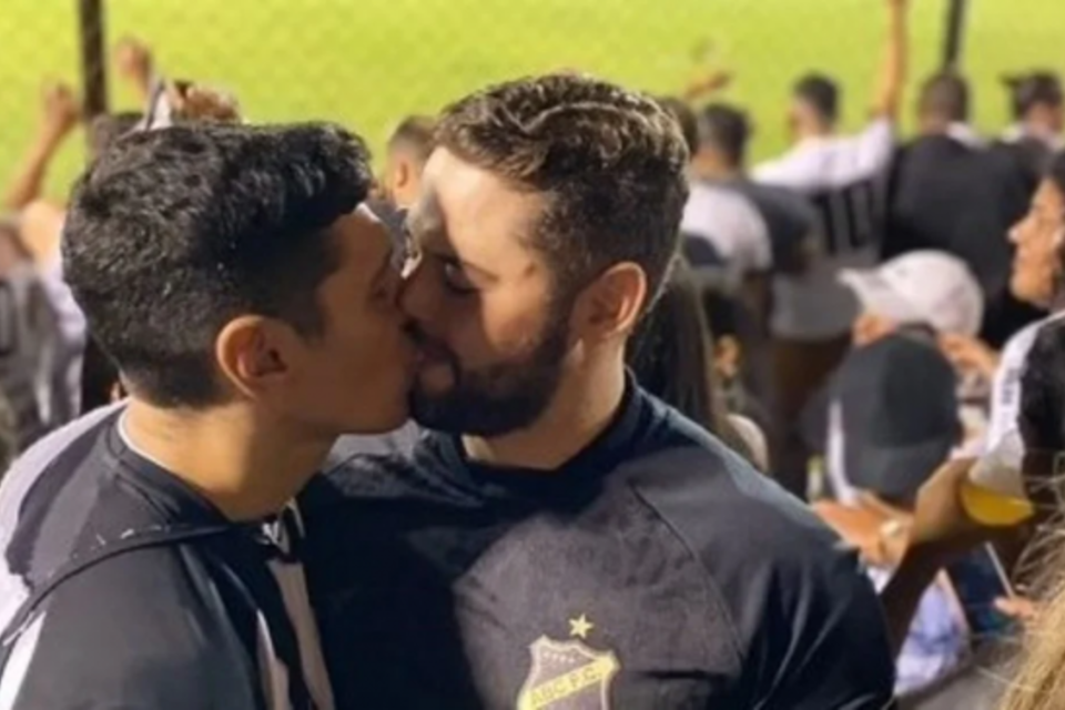 Brasil: ataque homofóbico a dos hinchas que festejaron el ascenso de su club con un beso