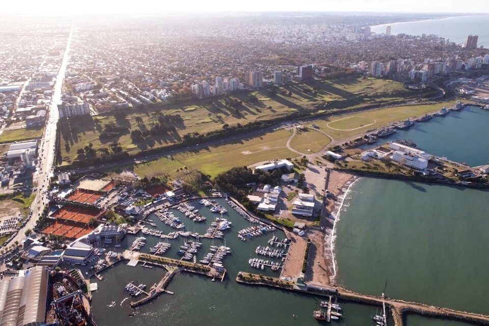 La intendencia otorgó en 2001 a la Asociación Civil Golf Club Mar del Plata la concesión de uso y explotación del espacio hasta diciembre de 2031,