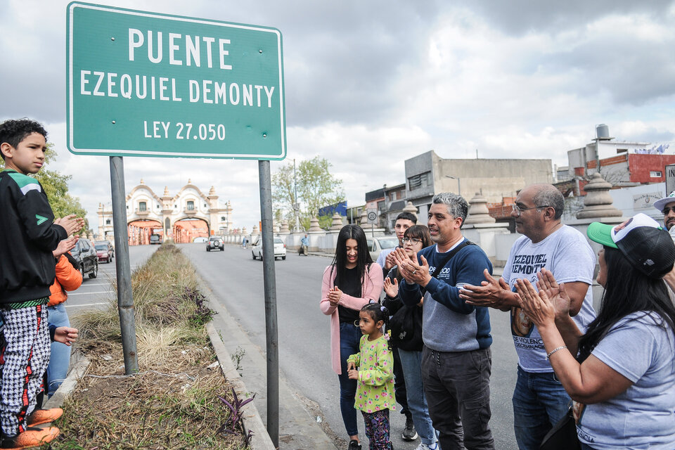 Colocaron el nombre de Ezequiel Demonty al puente desde donde lo arrojó la policía (Fuente: Guadalupe Lombardo)