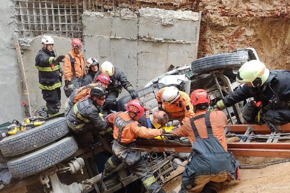 Un camión que descargaba concreto cayó dentro de un pozo en Recoleta. Imagen: Policía de la Ciudad.  