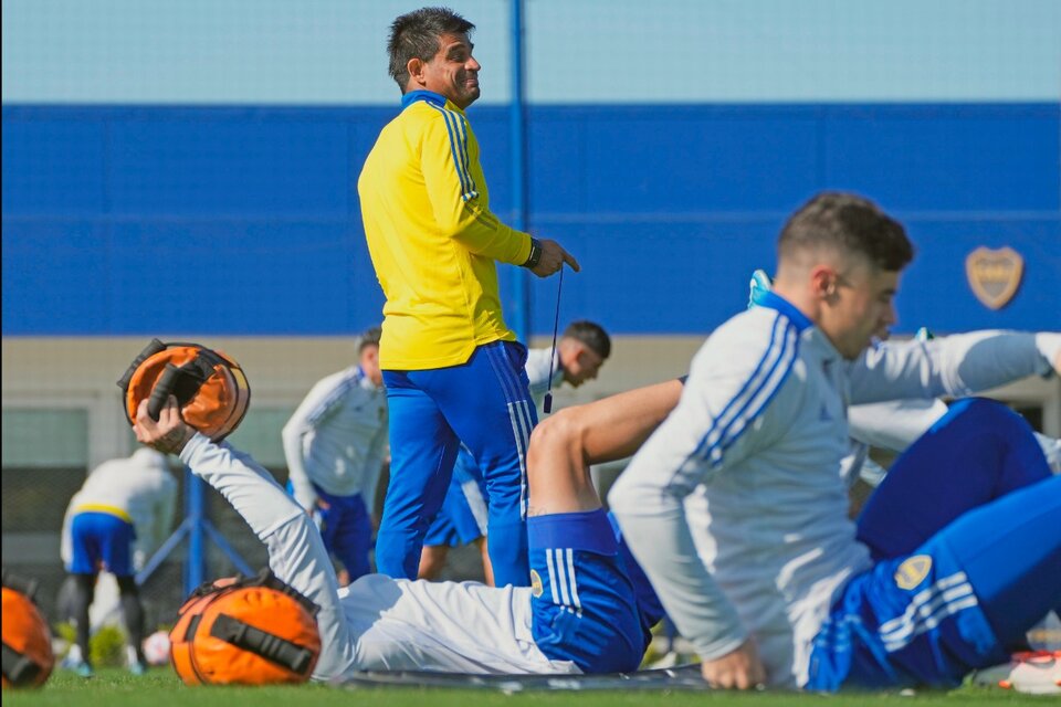 El técnico Ibarra dirige la práctica del equipo (Fuente: Prensa Boca)