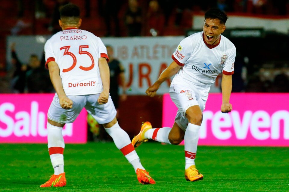 Pérez festeja el primer gol de Huracán (Fuente: Fotobaires)