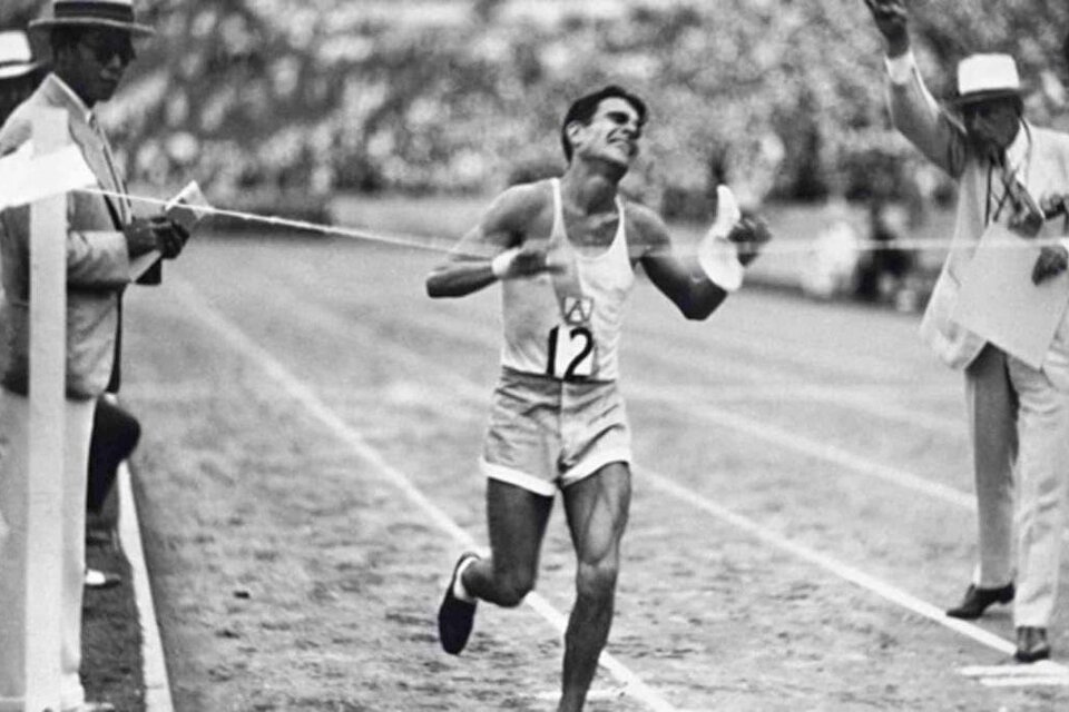 Zabala llega primero a la meta en los Juegos Olímpicos de Los Angeles 1932.