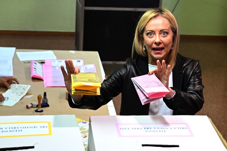 Meloni votó poco antes del cierre de los colegios electorales para evitar problemas al resto de votantes ante la aglomeración de fotógrafos y reporteros que la esperaban. (Fuente: AFP)