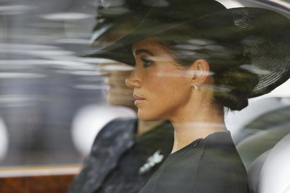 La publicación está cargada de anécdotas de los cortesanos que servían a Meghan y Harry y entre ellas describe historias cotidianas que muestran el maltrato que recibía el personal por parte de la exduquesa. (Foto: AFP)