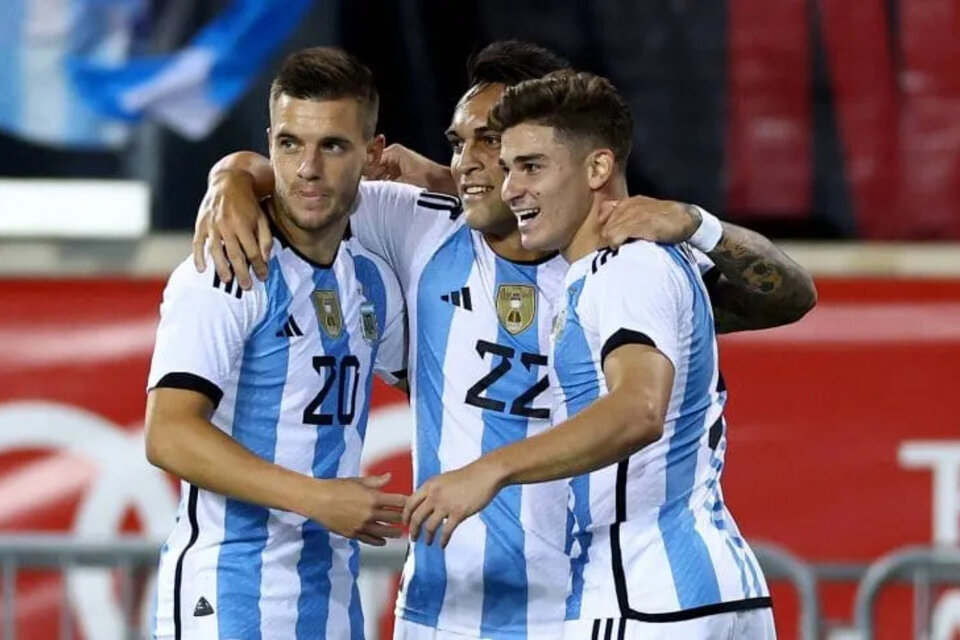 Julián Álvareaz festeja su gol ante Jamaica junto a Gioviani Lo Celso y Lautaro Martínez.  (Fuente: Prensa AFA)