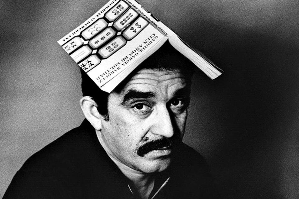 García Márquez con el libro que lo consagró: pese a ello, le rechazaron un cuento en "The New Yorker". 