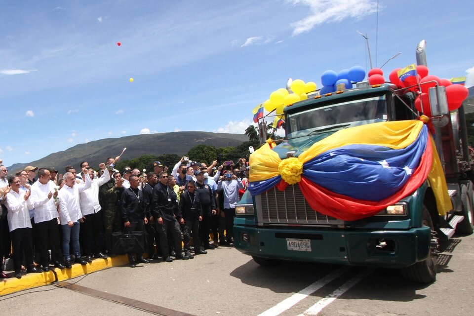 Petro y elministrode Transporte venezolano Ramon Velasquez obsevan cómo el primer camión venezolano cruza la frontera. (Fuente: AFP)