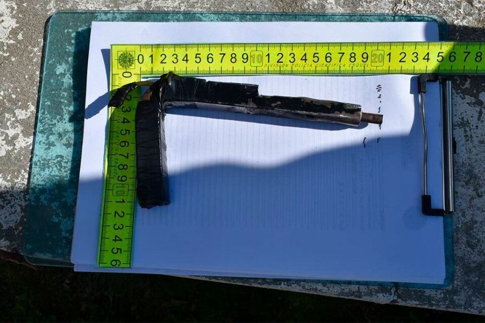 Al revisar el lugar, la  Policía de Chubut se encontró con un arma de fuego tipo casera, denominada comúnmente "tumbera".