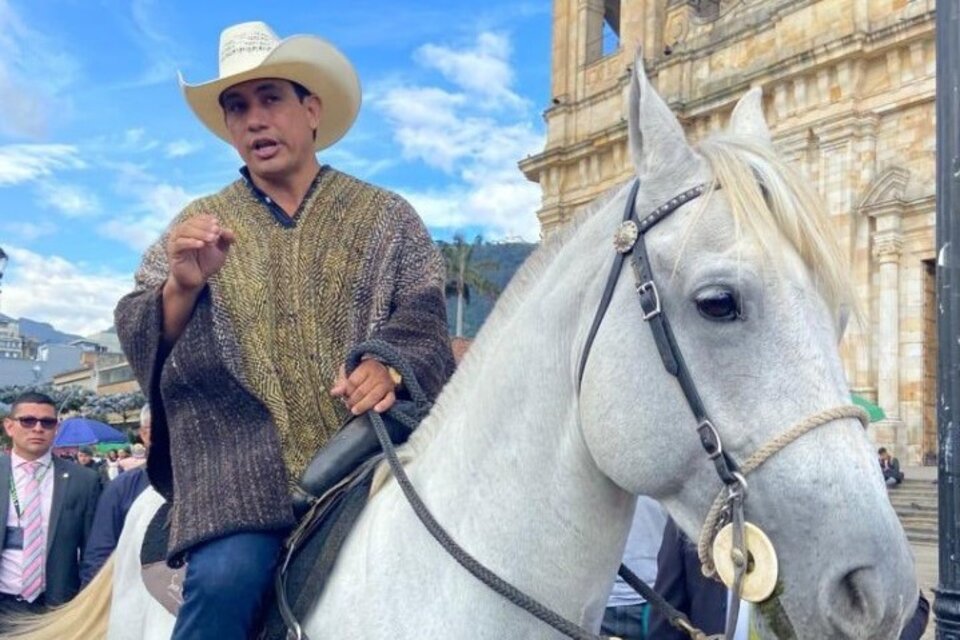 "El senador Barreras manifestó que podíamos traer las mascotas y mi mascota es el caballo", dijo Barrera cuando atravesaba la Plaza de Bolívar.