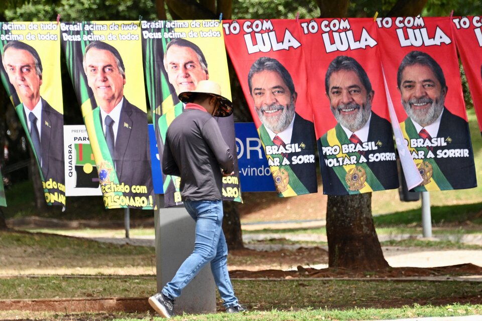 Lula se mantiene como el gran favorito, seguido del actual mandatario, Jair Bolsonaro (Foto: AFP).