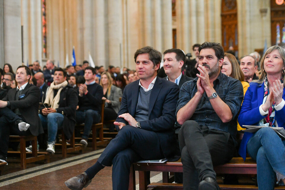 En primera fila, Axel Kicillof, Carlos Bianco y Cristina Álvarez Rodríguez. (Fuente: NA)