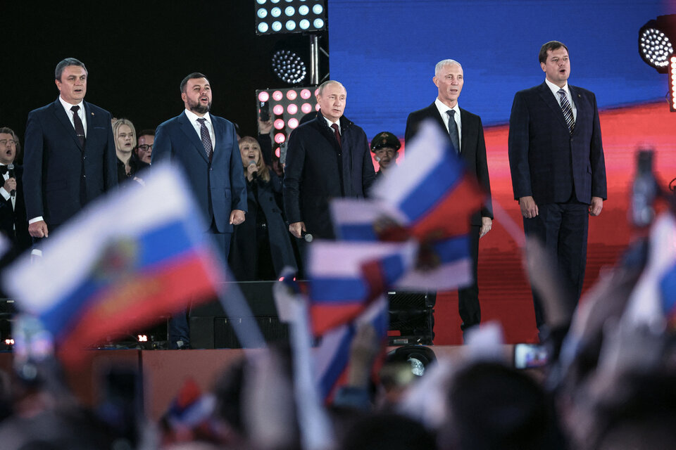 Putin (centro) canta el himno ruso durante la ceremonia de anexión en Moscú. (Fuente: AFP)