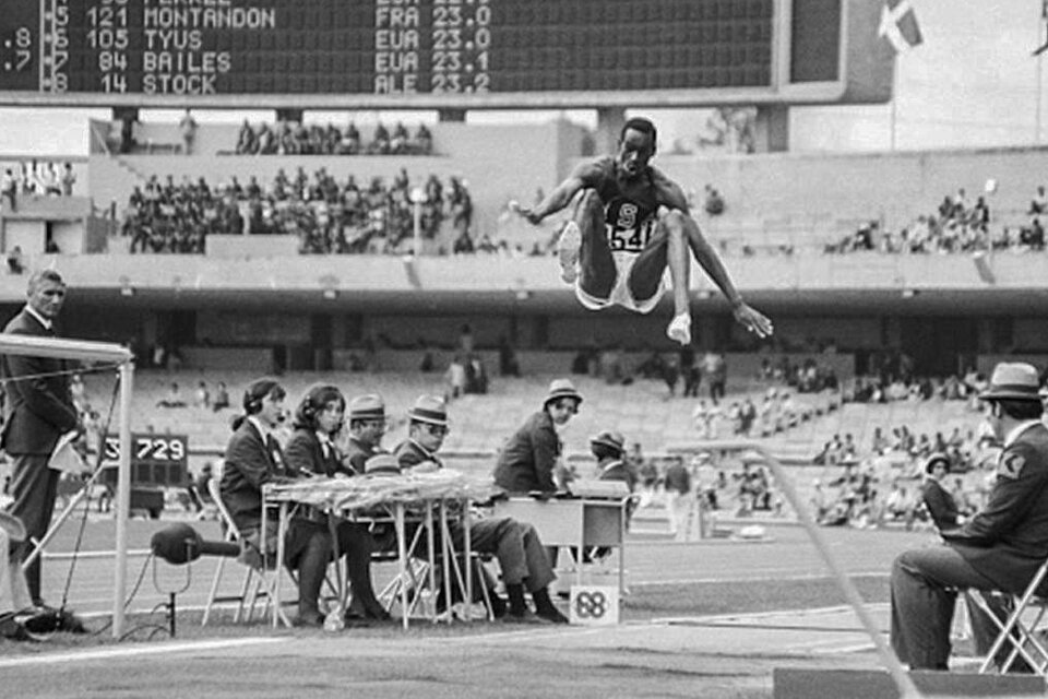 Bob Beamon consiguió un registro de 8,90 metros en salto en largo el 18 de octubre de 1968 en los Juegos Olímpicos de México, un récord aún vigente.