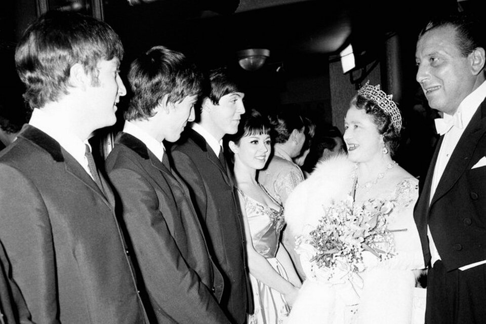 La reina Isabel II condecoró a los Beatles como miembros de la Orden del Imperio británico el 26 de octubre de 1965. (Fuente: AFP)