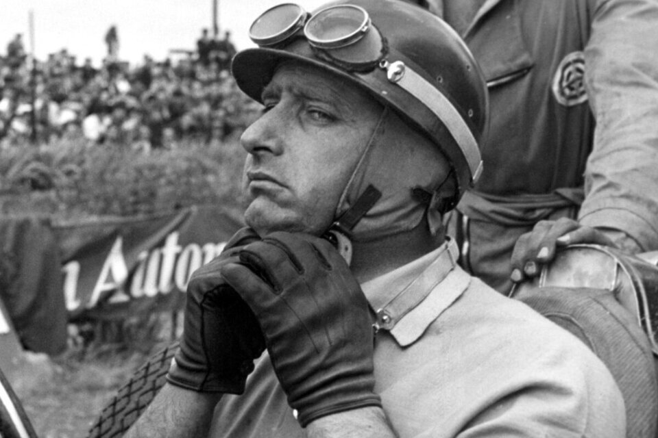 Juan Manuel Fangio ganó su primer título mundial de Fórmula 21 el 28 de octubre de 1951.