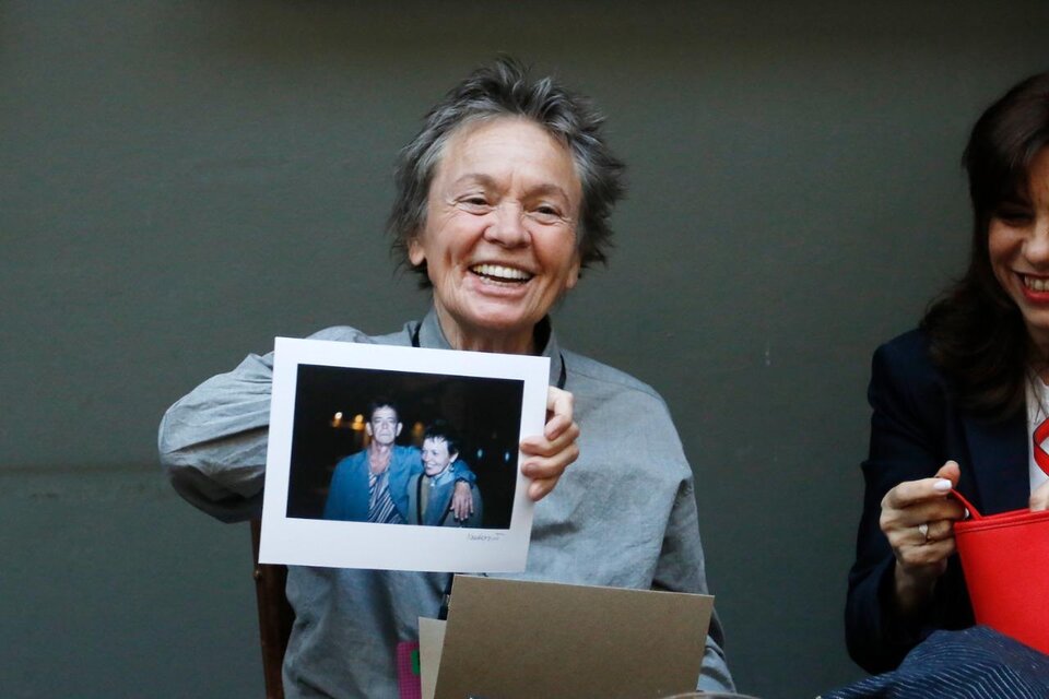 Laurie Anderson muestra una foto en la que está junto a Lou Reed.  (Fuente: Leandro Teysseire)