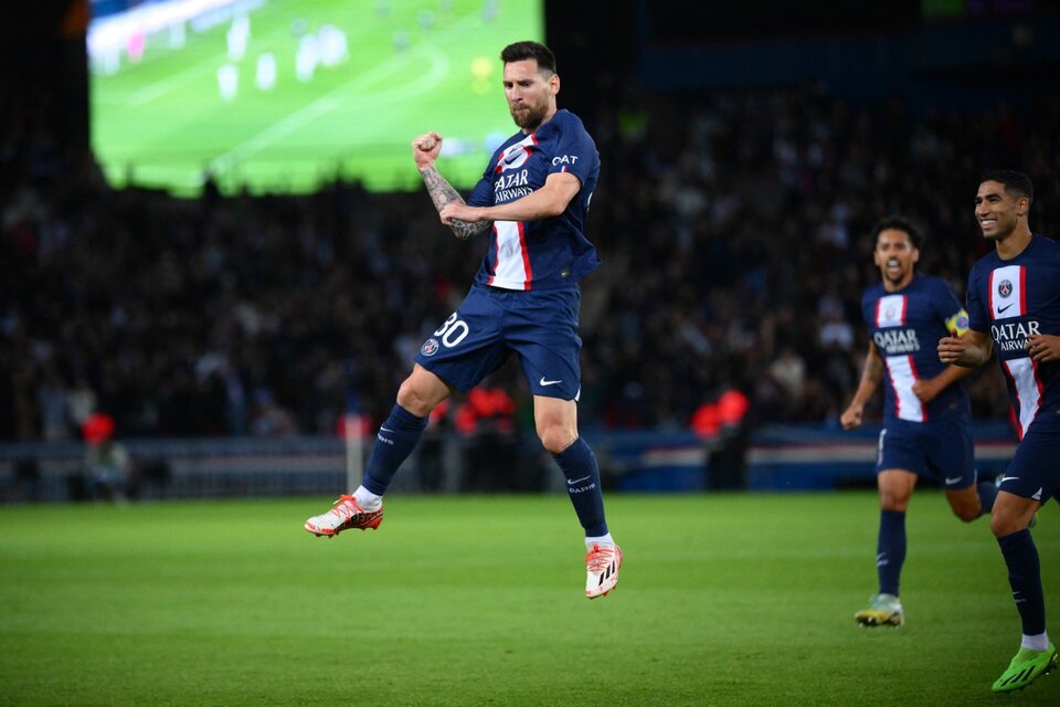 Messi armó la jugada y luego clavó el tiro libre en el ángulo (Fuente: AFP)