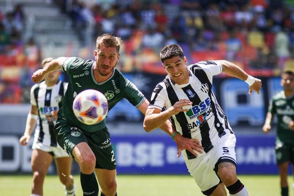 Rasmussen y Ramírez pelean por el balón (Fuente: Prensa Sarmiento)
