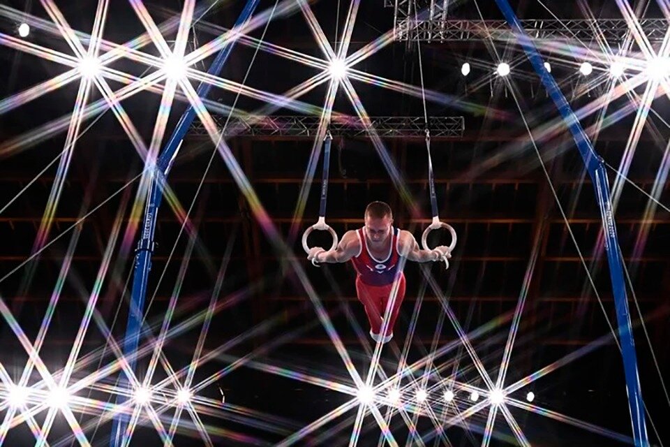 Un atleta hace su rutina en anillas (Fuente: AFP)