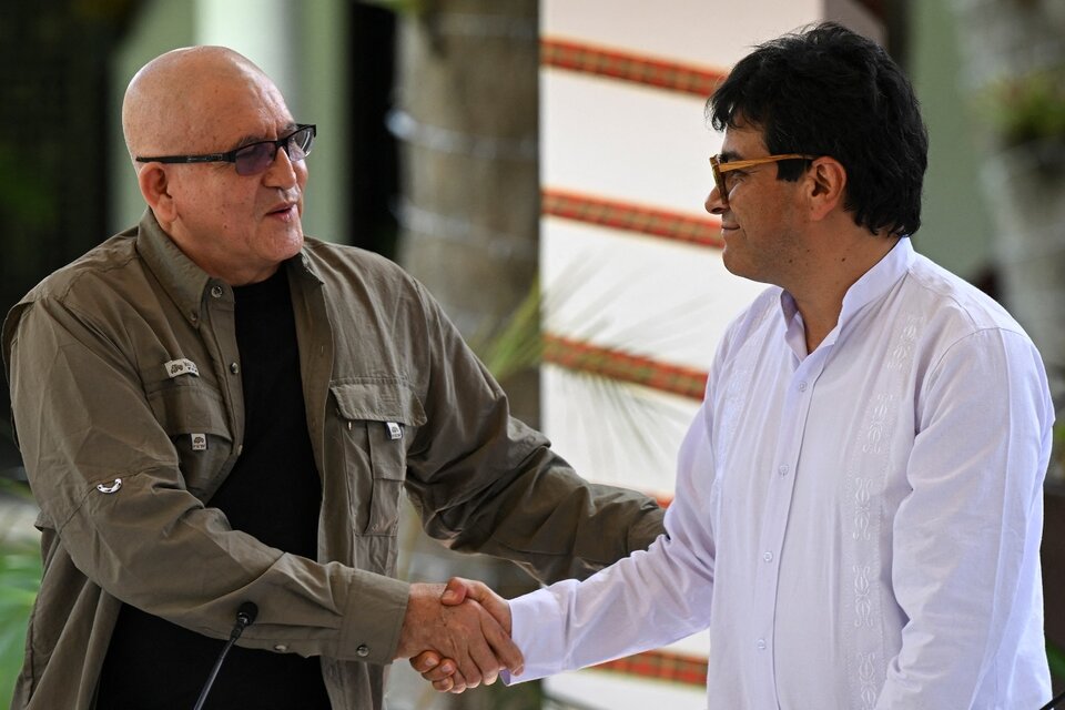 El Primer Comandante del ELN Antonio Garcia (izq.), y el Comisionado de Paz de Colombia Danilo Rueda se dan la mano después de firmar el acuerdo.  (Fuente: AFP)