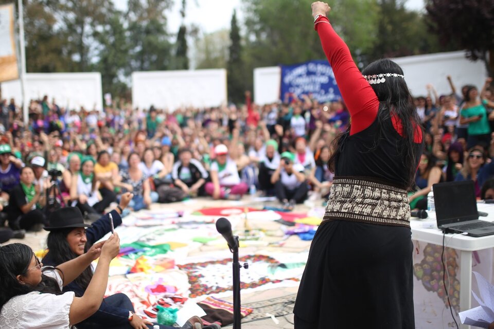 En Trelew, en 2018, mujeres indígenes y de Abya Yala plantearon la urgencia de renombrar el Encuentro a plurinacional y transfeminista (Fuente: Jose Nico)