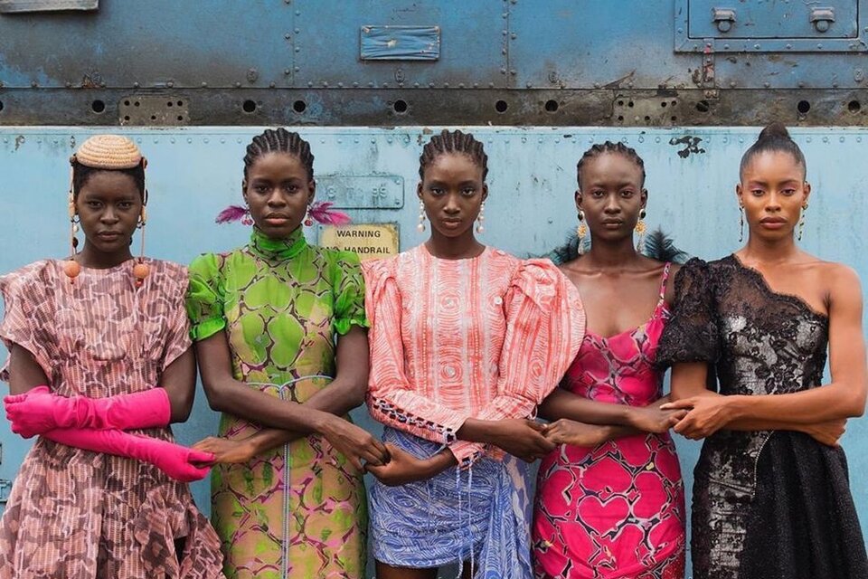 Modelos sosteniendo sus manos. Lagos, Nigeria, 2019. Crédito Stephen Tayo y Lagos Fashion Week