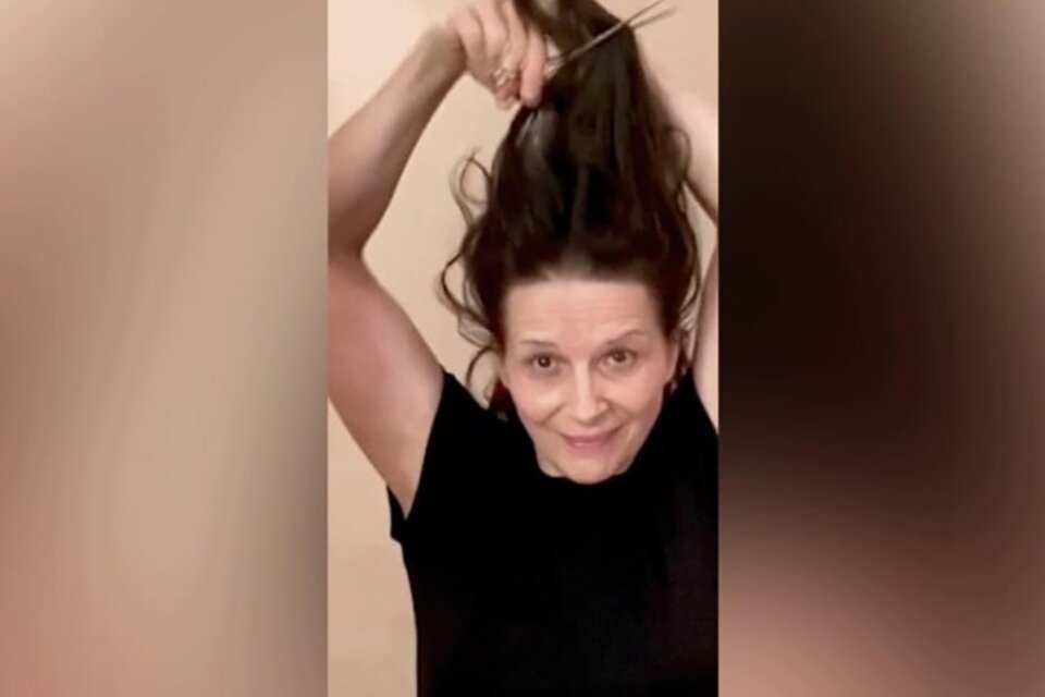 Julliette Binoche cortándose el pelo como forma de protesta. (Fuente: Instagram)