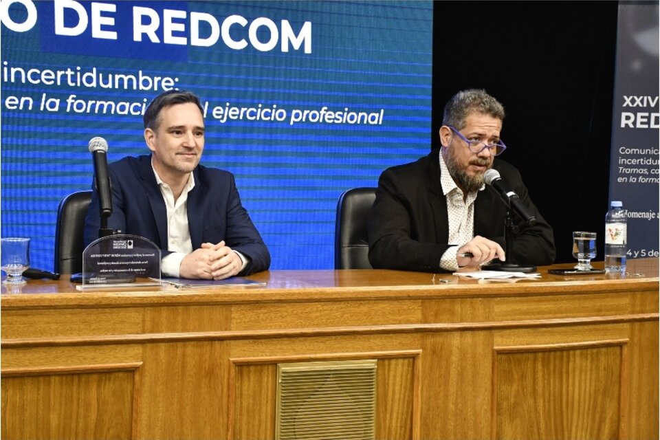 El decano de la Facultad de Ciencias Sociales de la UNLZ, Gustavo Naón, y el
presidente de la REDCOM, Diego de Charras, durante la apertura del congreso. Foto: Camila Pantano