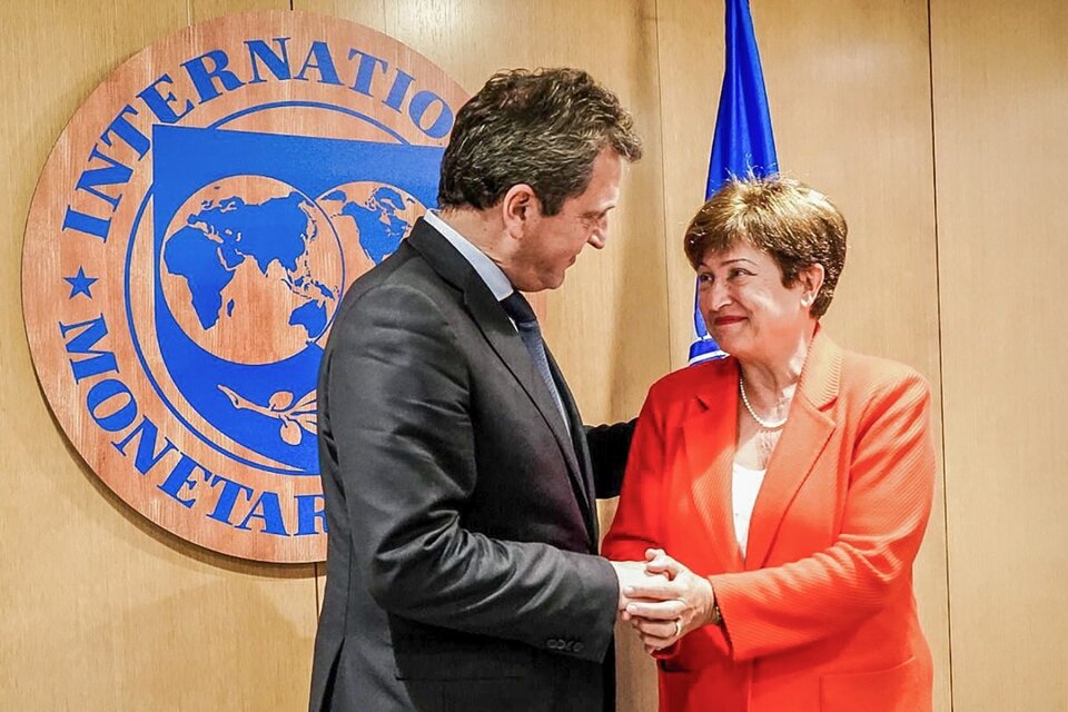 El ministro de Economía, Sergio Massa, junto a la titular del FMI, Kristalina Georgieva. (Fuente: NA)