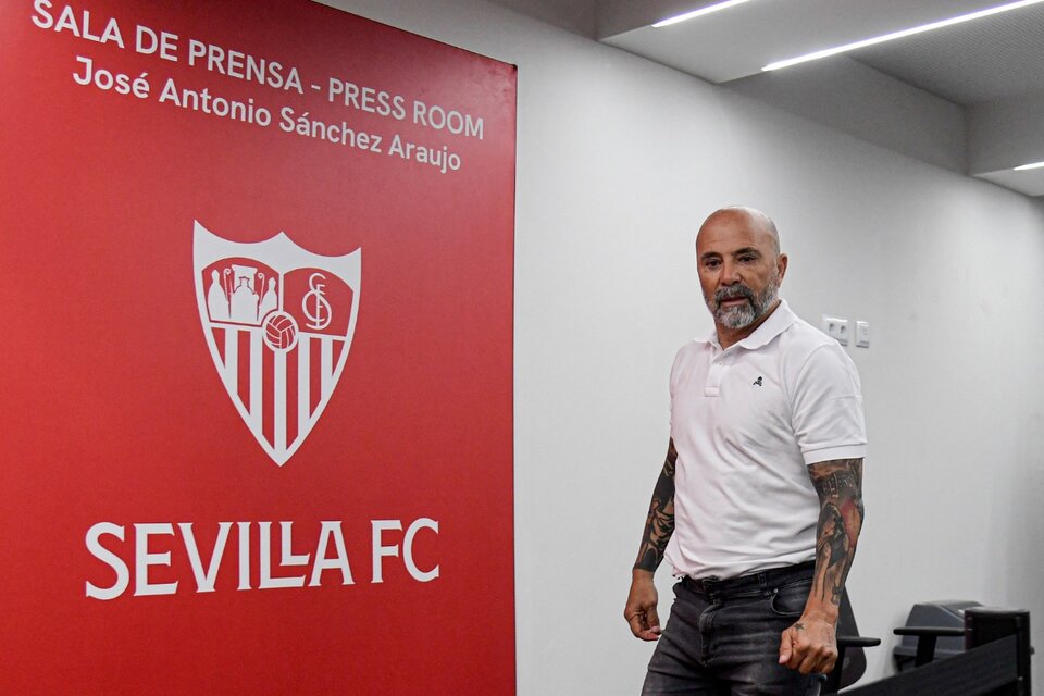Jorge Sampaoli y sus tatuajes vuelven a Sevilla (Fuente: AFP)