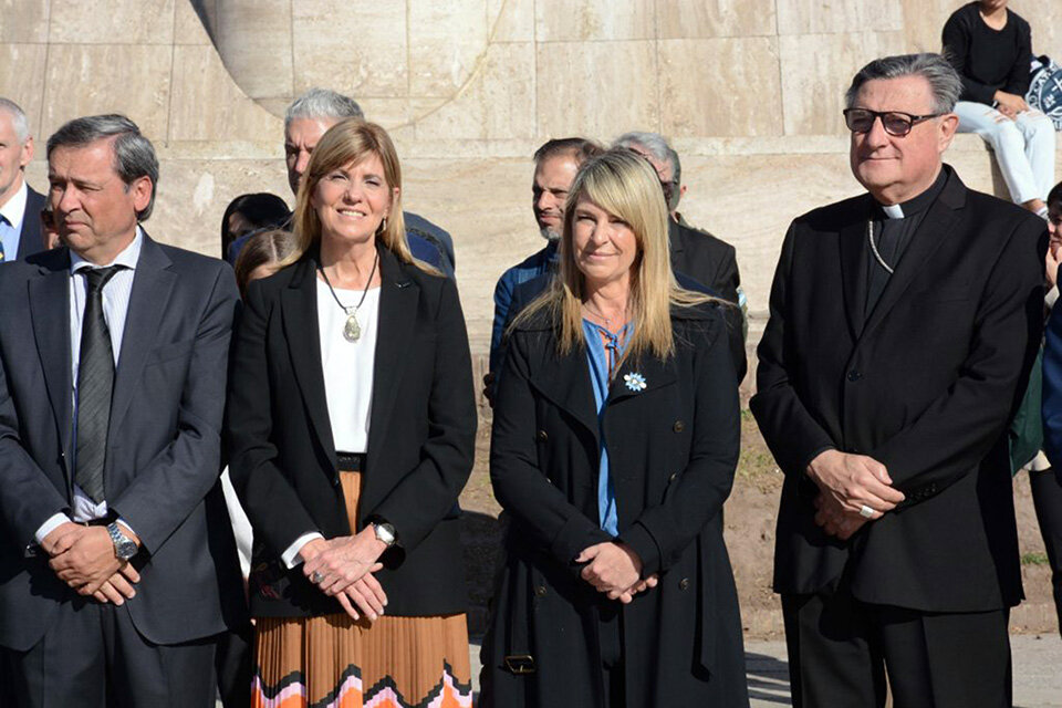 Rodenas y Schmuck encabezaron el acto al pie del Monumento.