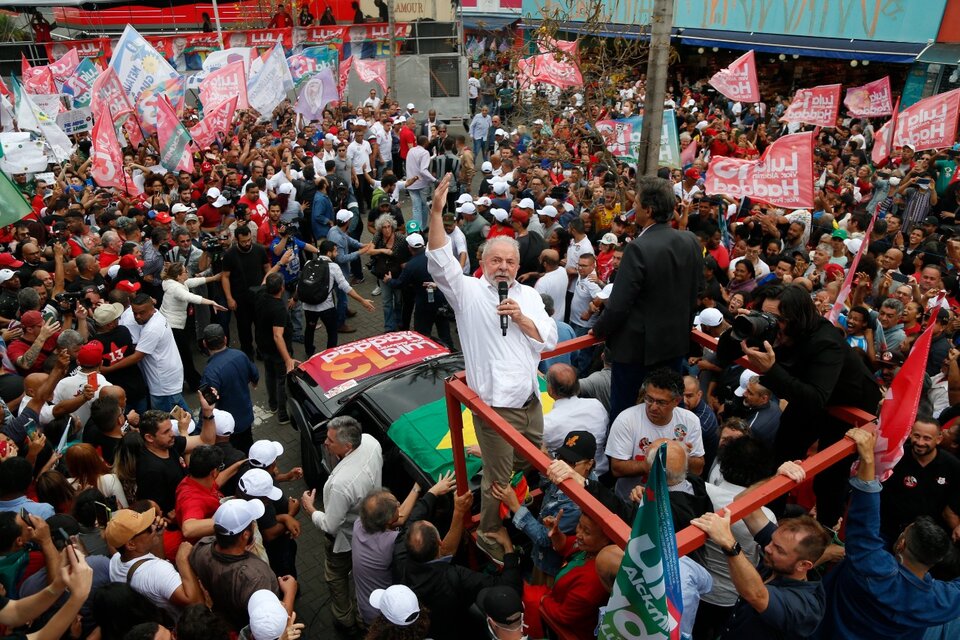 Lula arenga a sus seguidores ayer durante un acto de campaña en Guarulhos, estado de San Pablo. (Fuente: AFP)