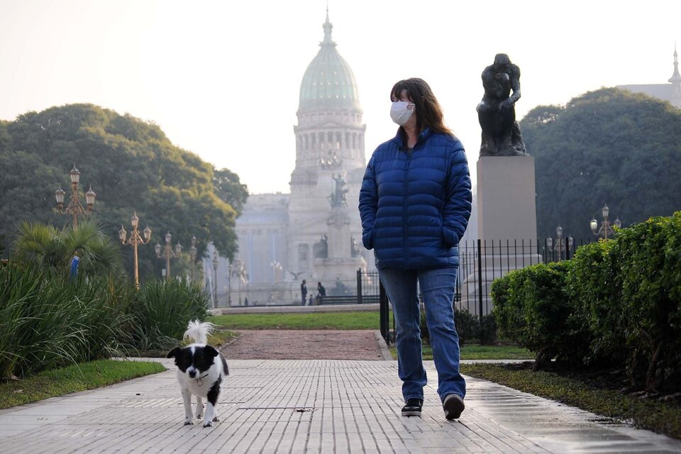 En CABA, se espera un sábado fresco y nublado con probabilidades de lluvias aisladas. (Foto: Leandro Teysserie)