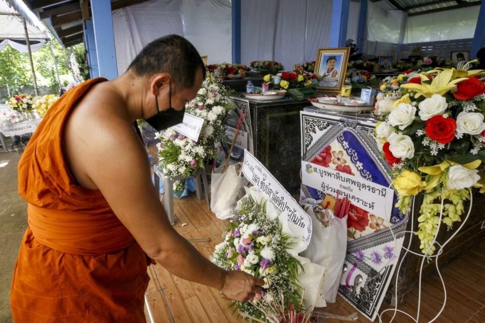 Las víctimas son honradas en ritos budistas en tres templos de la provincia de Nong Bua Lamphu, donde ocurrió la masacre. (Foto: EFE)