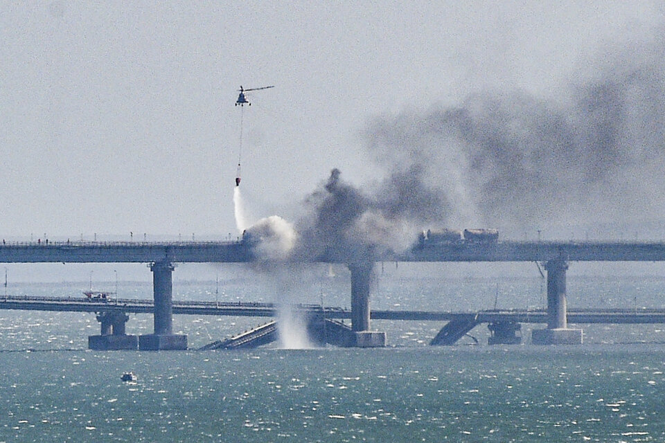 El puente de Crimea, envuelto en humo después de la detonación.  (Fuente: EFE)