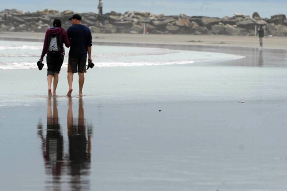 El Servicio Meterológico Nacional emitió una alerta naranja y una amarilla para este sábado en Mar del Plata por vientos y ráfagas fuertes. (Fuente: Télam)