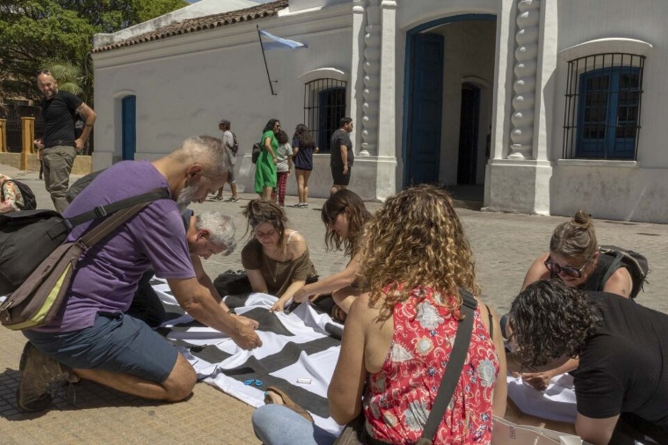 Vecinos, organizadores y participantes de la Bienal Argentina de Fotografía Documental ayudaron a reponer la bandera (Foto: Télam).