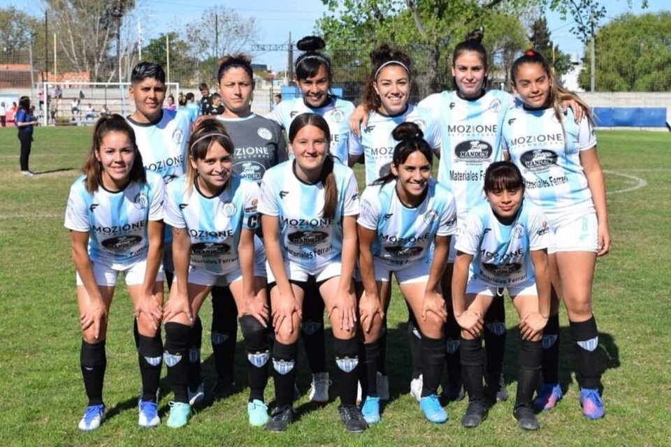 El equipo femenino de Argentino de Merlo que integraba Gómez