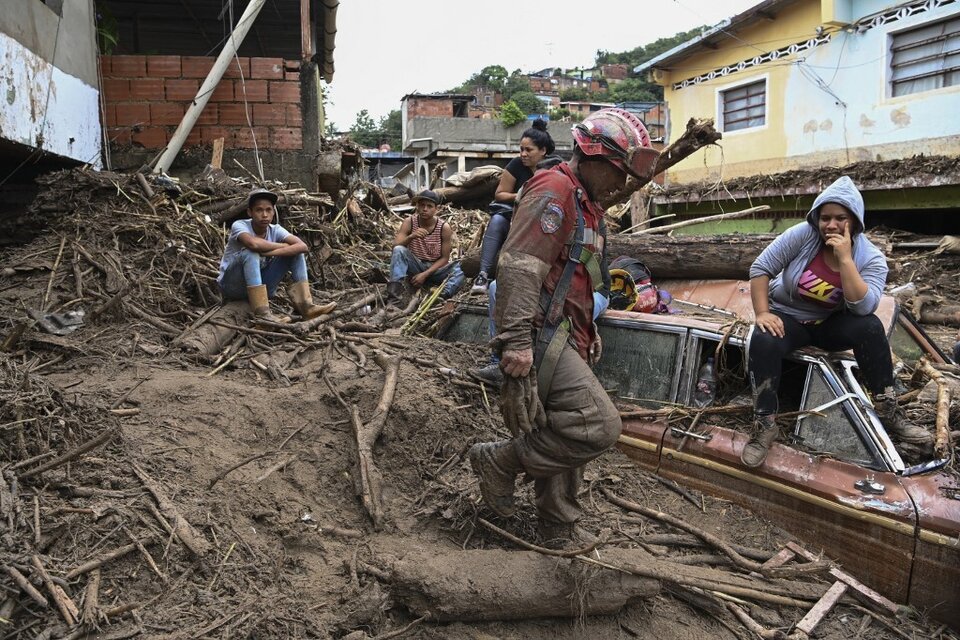 El deslave dejó casas destruidas con varios metros de lodo, árboles arrastrados desde la montaña hasta las calles y negocios completamente devastados. (Foto: Yuri Cortez/AFP)