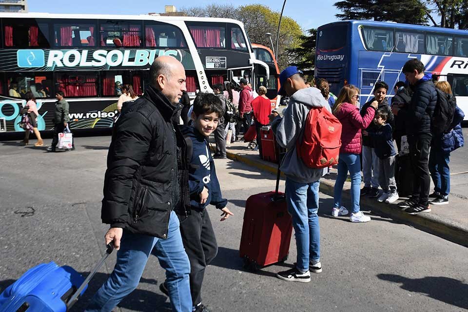 Los pasajeros y colectiveros debieron arreglárselas afuera de la terminal. (Fuente: Sebastián Granata)