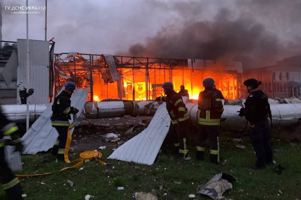 Rescatistas combaten un incendio provocado por un ataque de misiles rusos en Zaporiyia. (Fuente: EFE)