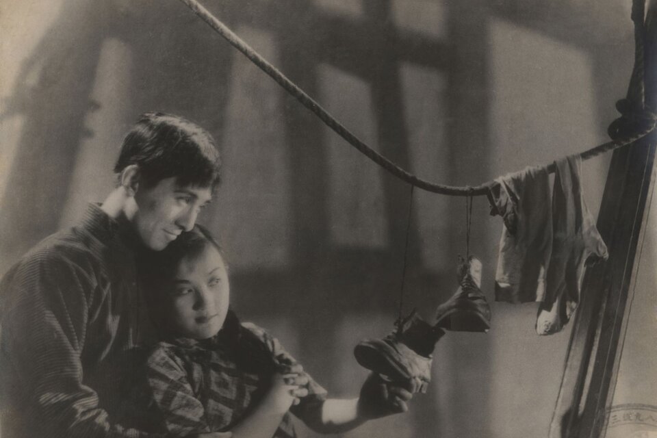 "Ángel de la calle"  (1937), dirigida por Yuan Mu Jih. 