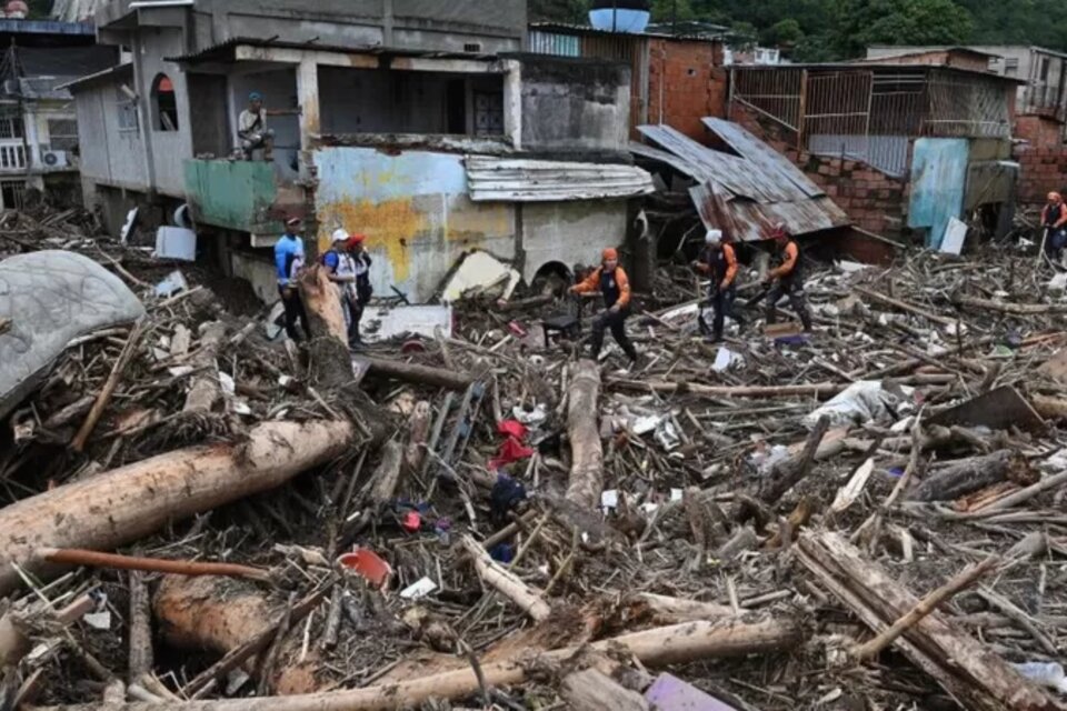 El desborde de los ríos arrastró viviendas e inundó las calles de la ciudad de Las Tejerías (Foto: AFP).