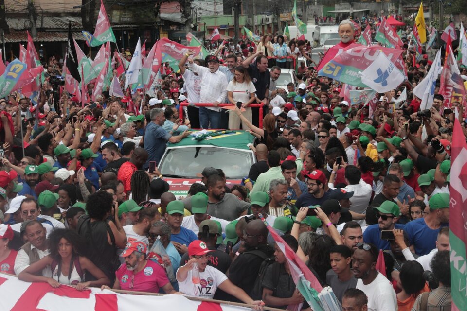 Lula recorre el Complexode Alemao, una de las favelas más grandes de Rio de Janeiro. (Fuente: EFE)