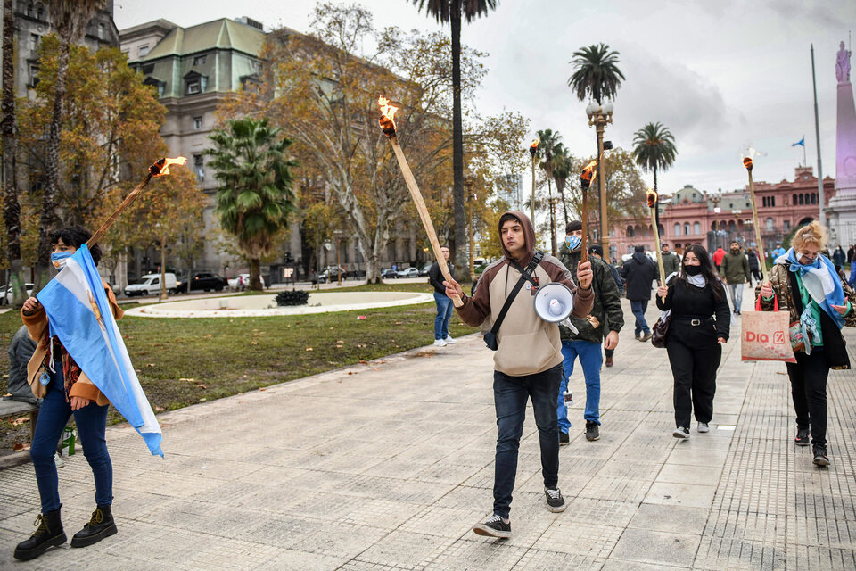 Jonathan Morel, megáfono en mano, en una de las marchas anti K de Revolución Federal. (Fuente: Enrique García Medina)
