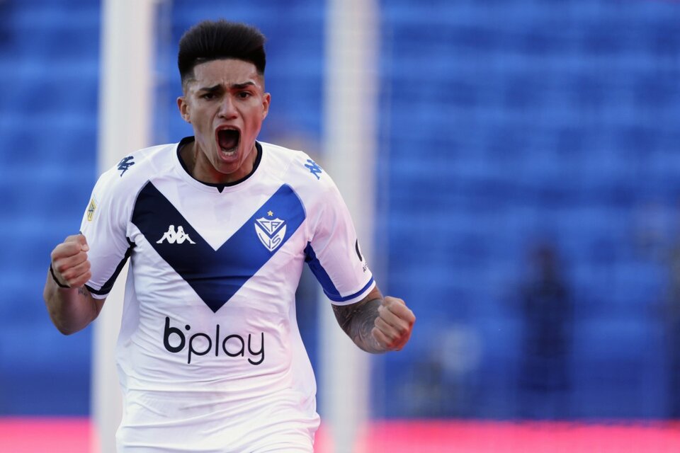 Santiago Castro, de 18 años, festeja con todo el primer gol de Vélez y el segundo de su carrera (Fuente: Fotobaires)